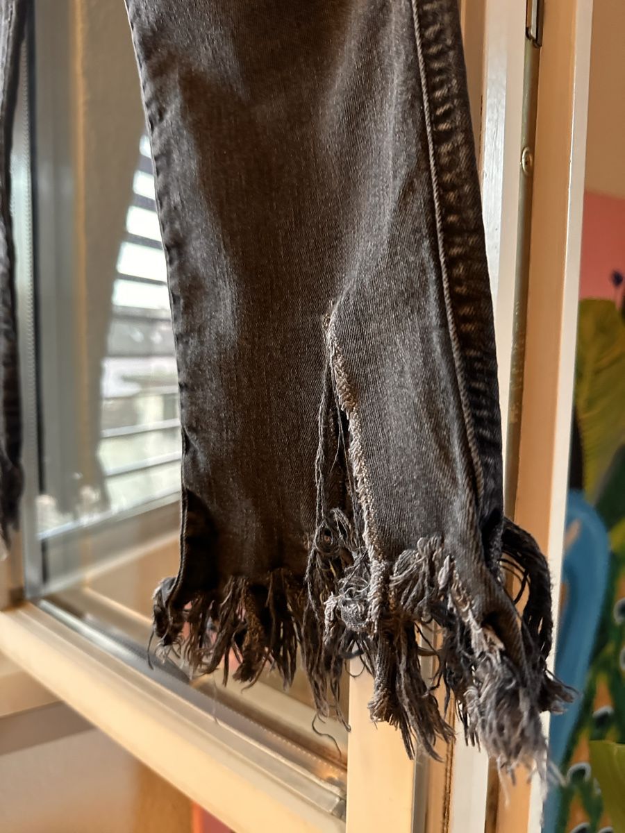 Calzedonia Jeans: Schwarze Jeans mit ausgefransten Beinen – Usato da Zürich venduto da BettinaMarie2308 1