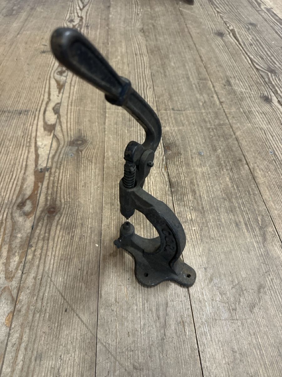 Tous les outils: Antike Handhebelpresse Cora gebraucht – D'occasion à Baar par Hillsboro 1