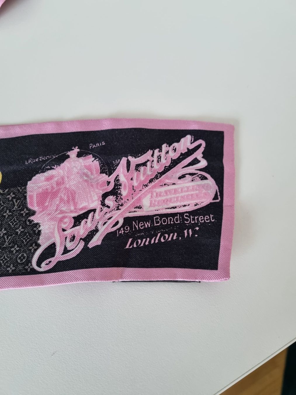 Louis Vuitton Foulard & Sciarpe: Louis Vuitton Bandeau Taschen-Bilder – Nuovo (secondo la descrizione) da Zofingen venduto da Felpa 2