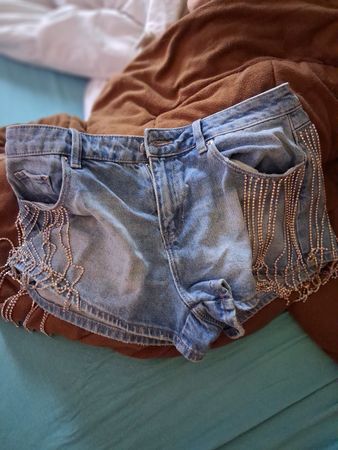 Jeans-Shorts mit Glitzer-Ketten, Grösse L Sommer-Must-Have