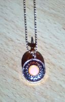 Goldfarbene Halskette mit Anhänger / Modeschmuck