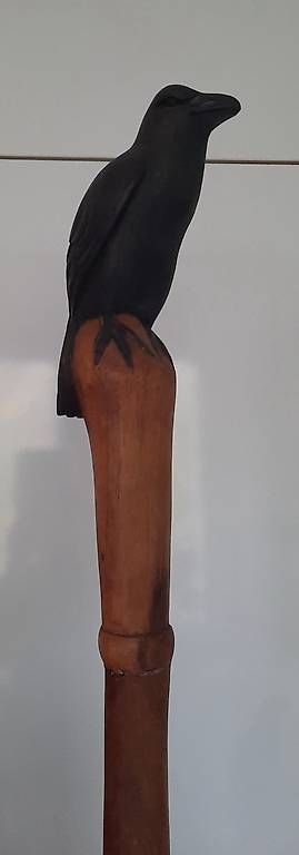 Articoli in legno: Holzstab mit Rabe – Usato da Forch venduto da KIMILI