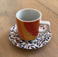 Espressotasse mit Unterteller im Paar , fröhlich