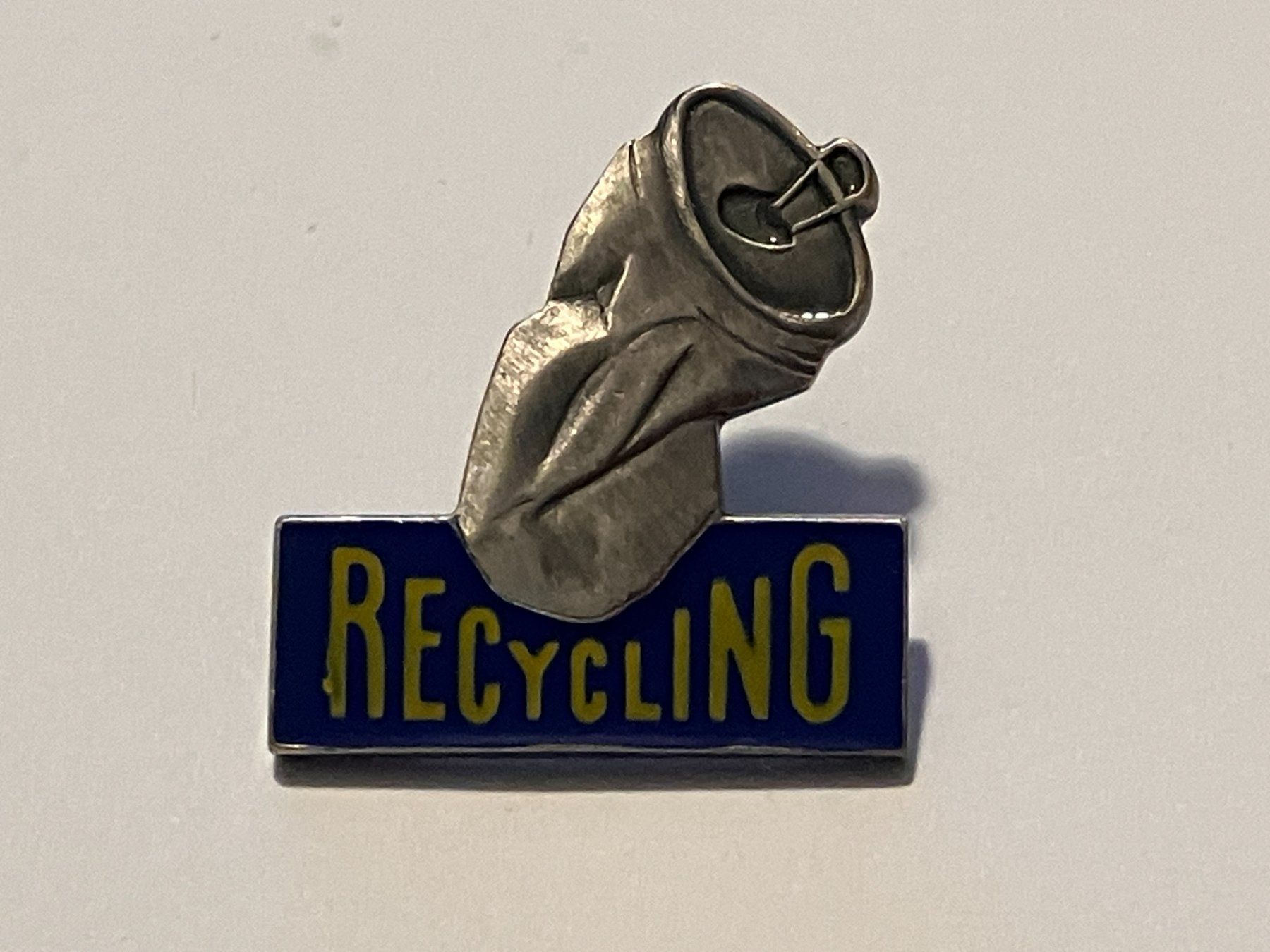 Placchette & Badge: 1 Pin Recycling – Usato da Basel venduto da djwwpp