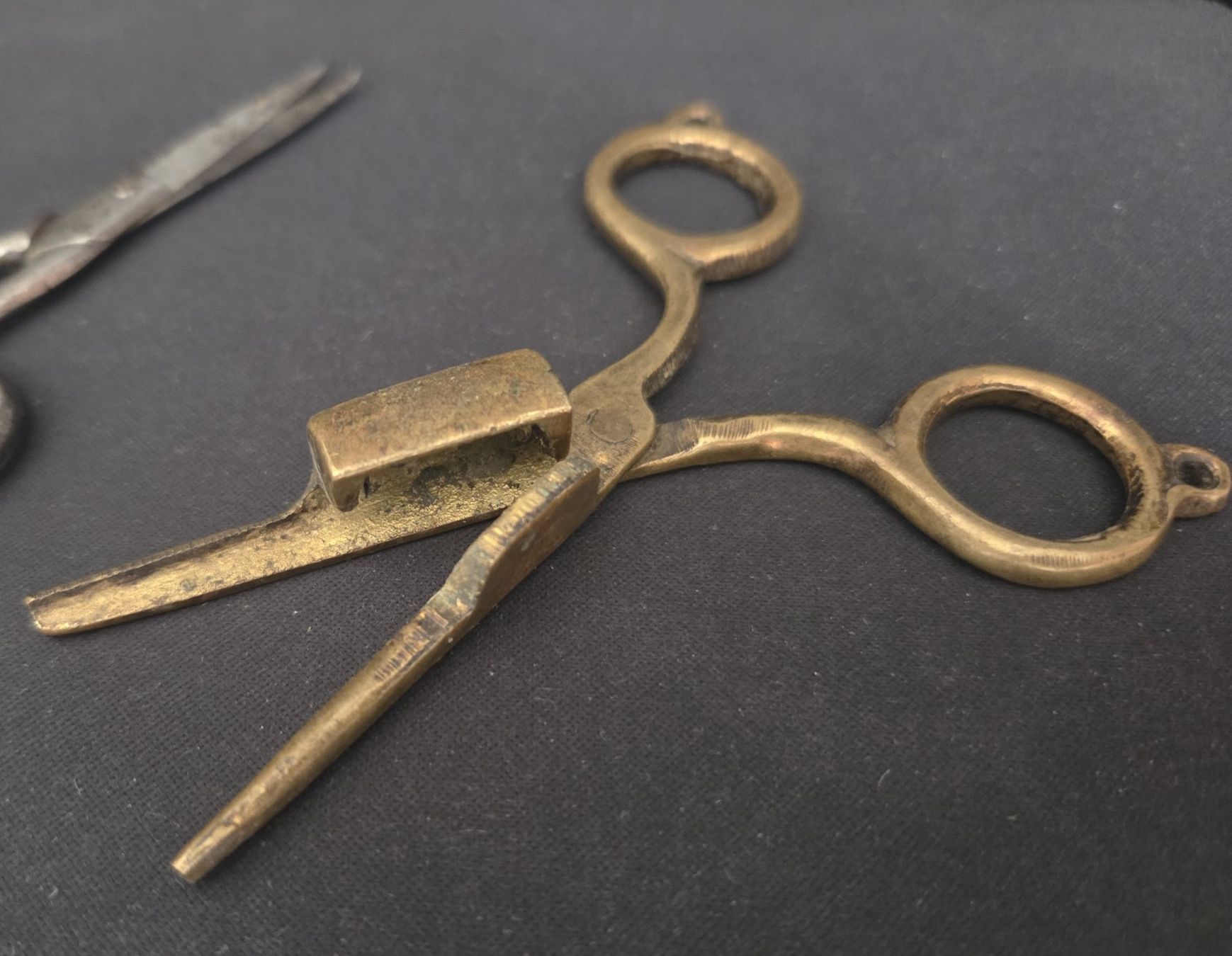 Alle Werkzeuge: 1x Kerzen-Schere 1x Schere klein   2x Ciseaux anciens – Gebraucht aus Tavannes von Cire 2
