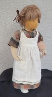 Hübsches Heidi Kistner Mädchen inkl. Puppenständer Vintage 