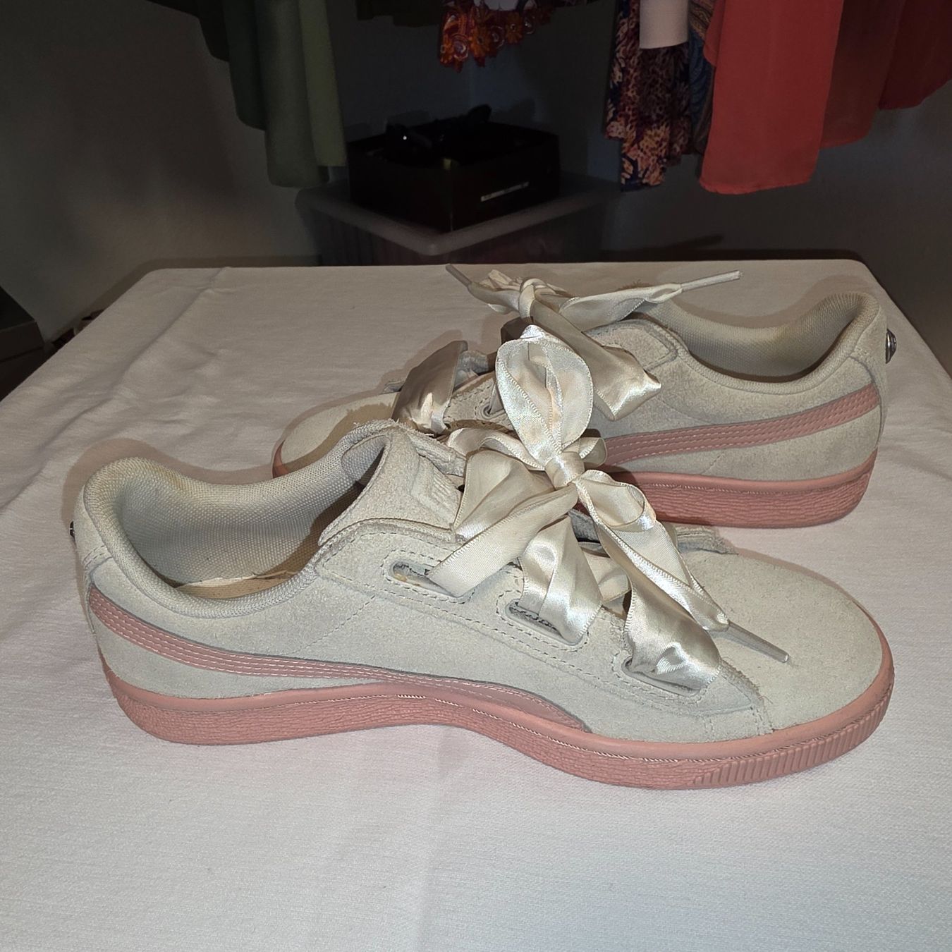 Puma Scarpe da donna: Puma Suede Herz Schleife Sneaker, Grösse 39 – Usato da Wald ZH venduto da CapLux 1