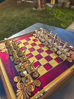 Échiquier avec pièces inspirées de la Grèce antique