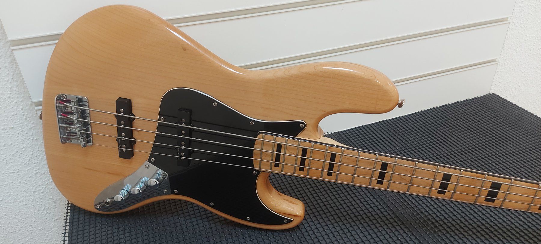 Squier Musikinstrumente: Fender Squier Jazz bass gutem zustand – Gebraucht aus Glattbrugg von Swissmusik 3