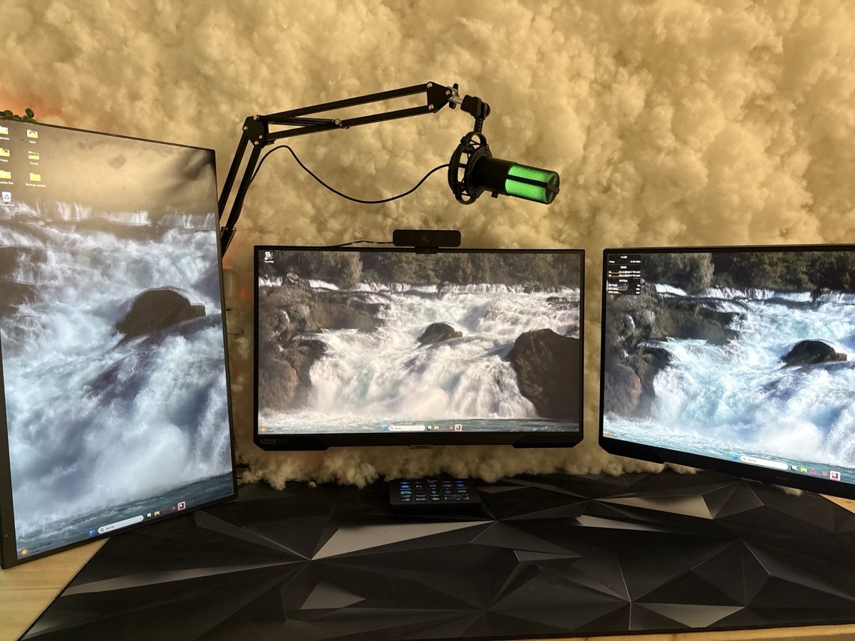 Console: Gaming PC, streamdek, microphone, webcam, and three monitors – Usato da Lausen venduto da Mutuli 8