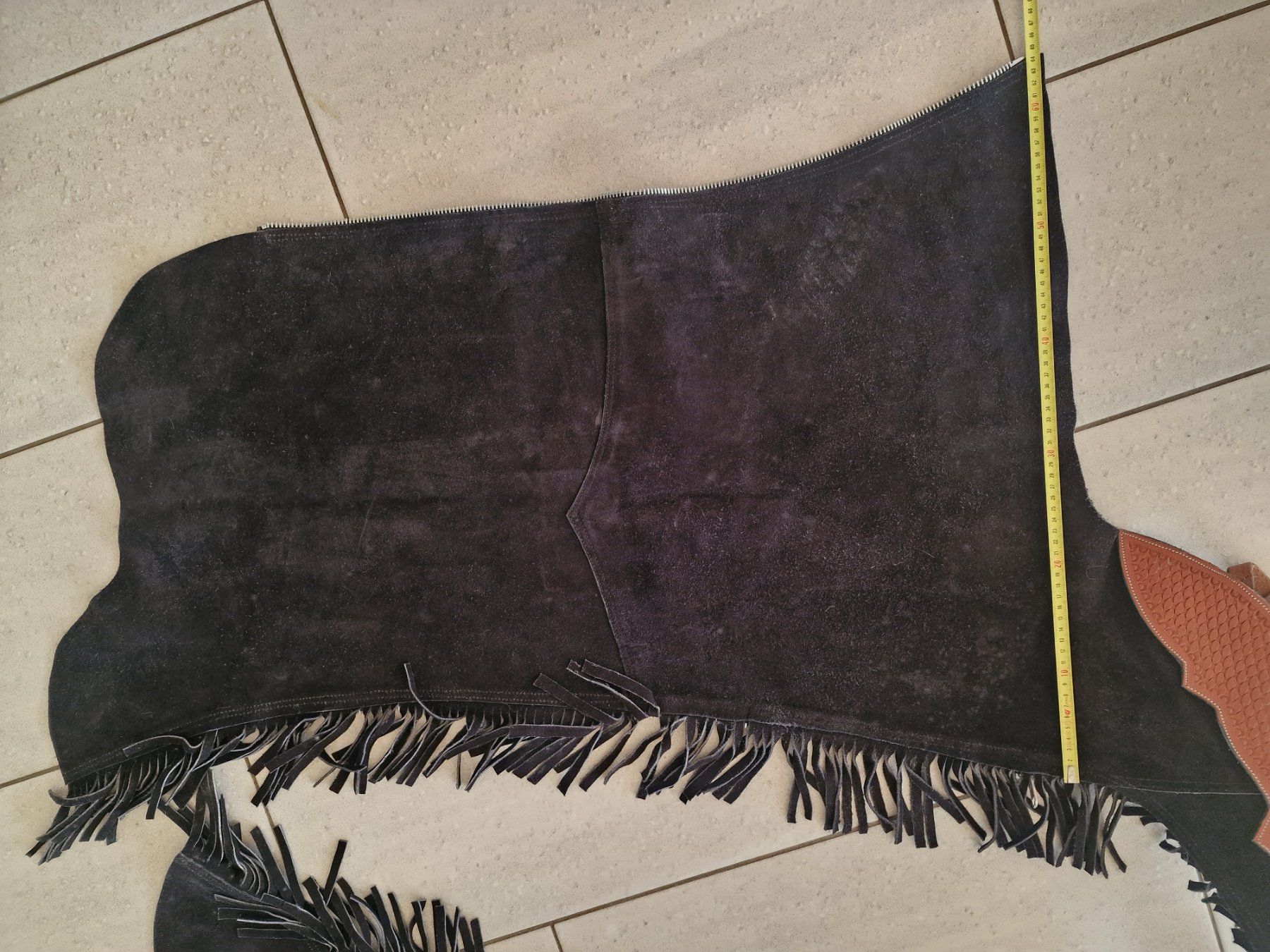 Pantaloni: schwarze Wildleder-Show-Chaps, ca. Grösse M – Usato da Diegten venduto da Eube 2