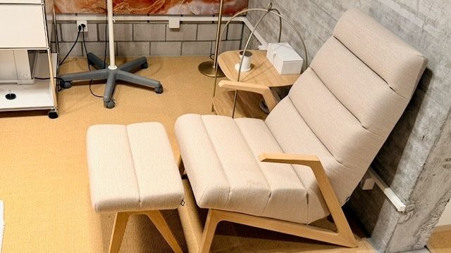 Rolf Benz Poltrone: Rolf Benz 580 Sessel + Hocker, Stoff beige, Eiche massiv – Usato da Zürich venduto da sr.zurich