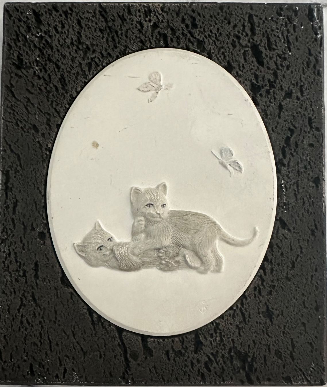 Gemälde: Porzellan Katzen Relief – Gebraucht aus Hochdorf von