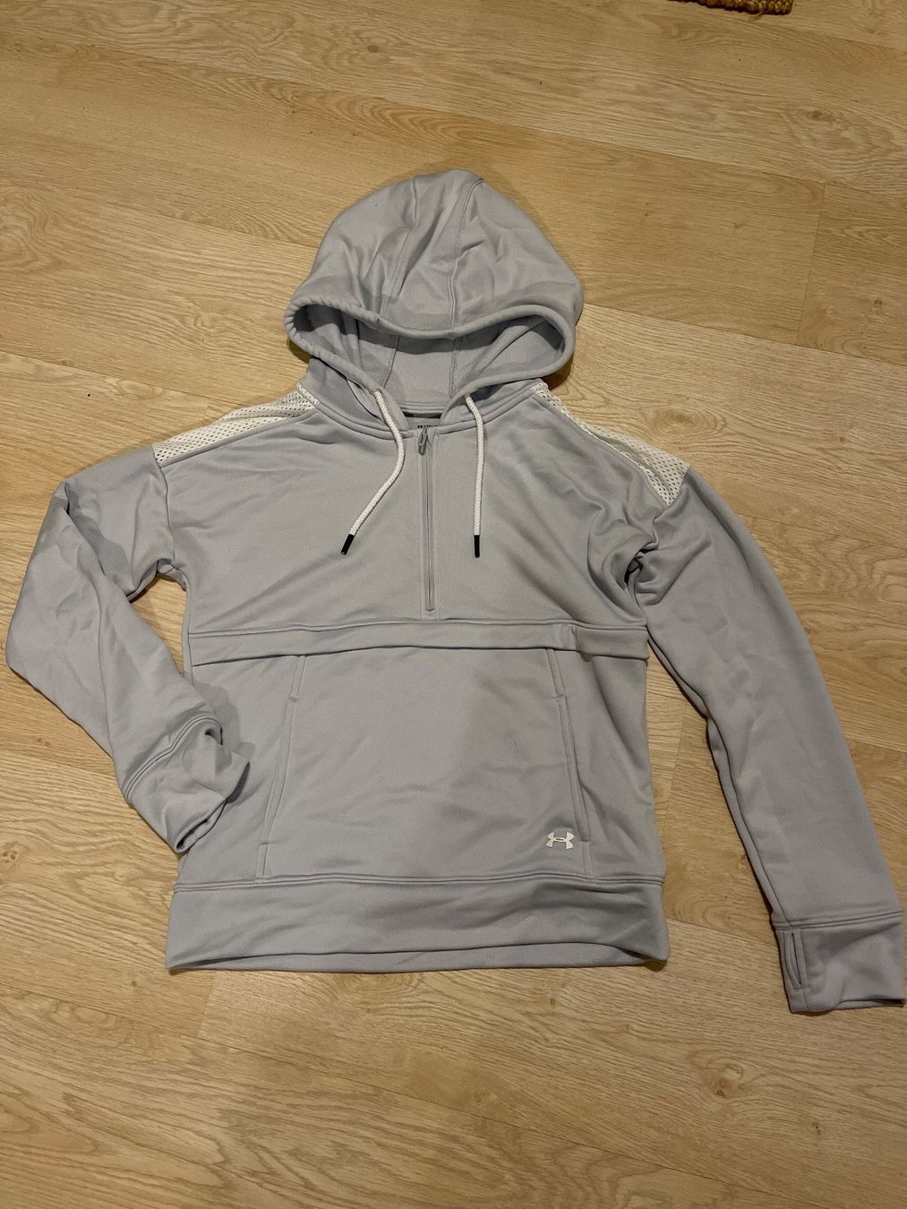 Pullover & Sweatshirts: Pullover von Under Armour Grösse XS hellgrau – Gebraucht aus Basadingen von Sharon04
