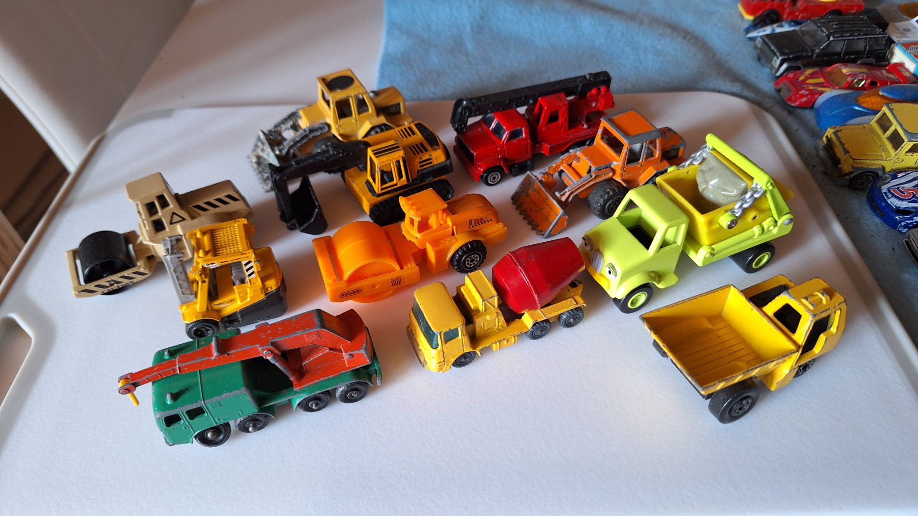 Jouets: Über 200 Spielzeugautos – D'occasion à Wilchingen par 80x120 5