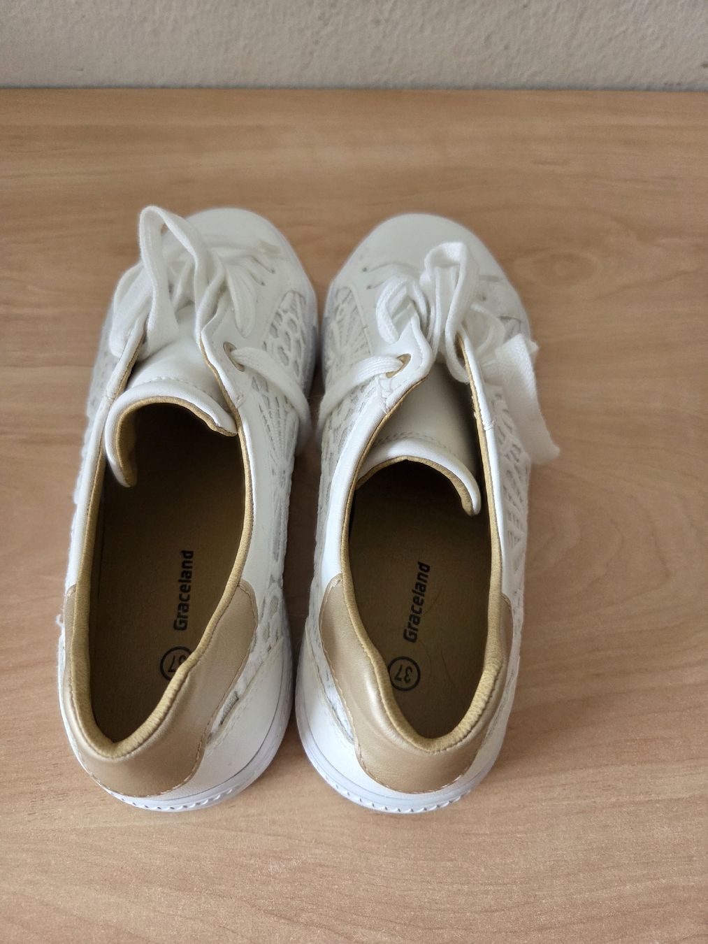 Scarpe da donna: Weisse Damensneaker mit Spitzen Muster Gr.37 – Usato da Winterthur venduto da katzen07 5