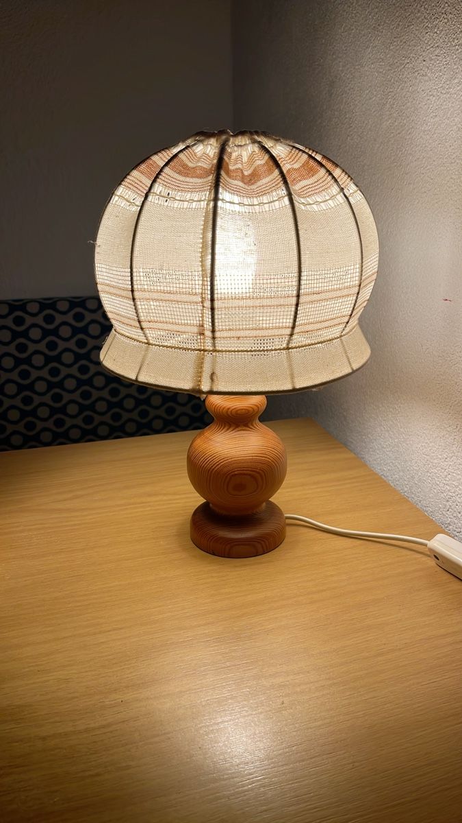 Lampade: Tischleuchte Holzfuss mit Stoffschirm – Usato da Widnau venduto da bogi012