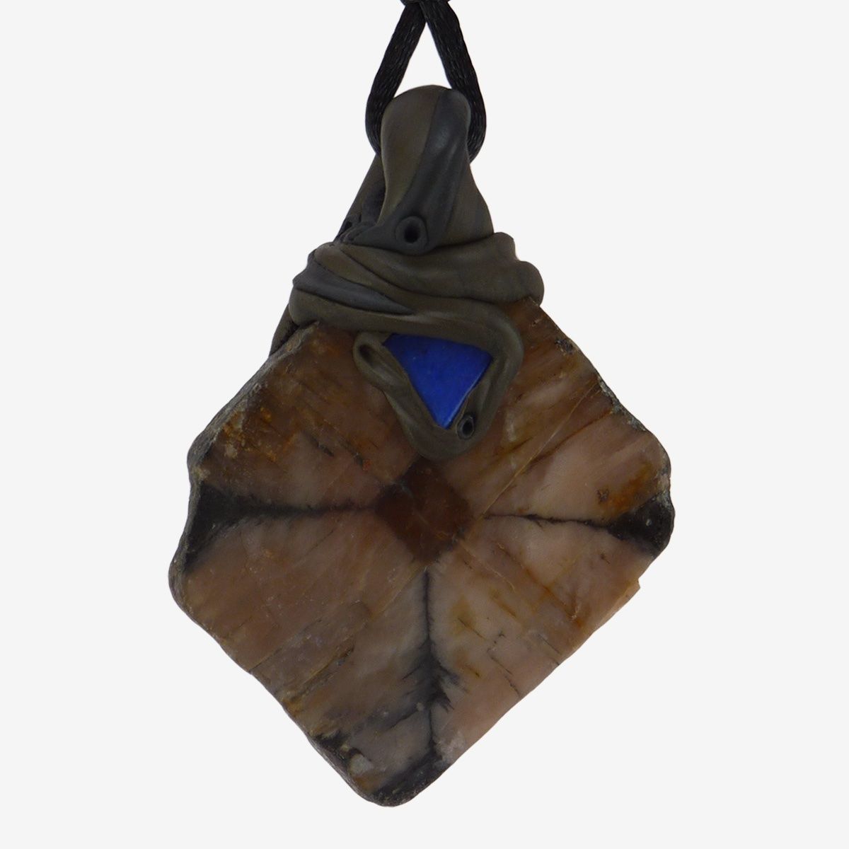 Minerali & Pietre curative: Chiastolith Steinanhänger mit Lapislazuli – Nuovo e nell'imballaggio originale da Meilen venduto da BYRD-Design