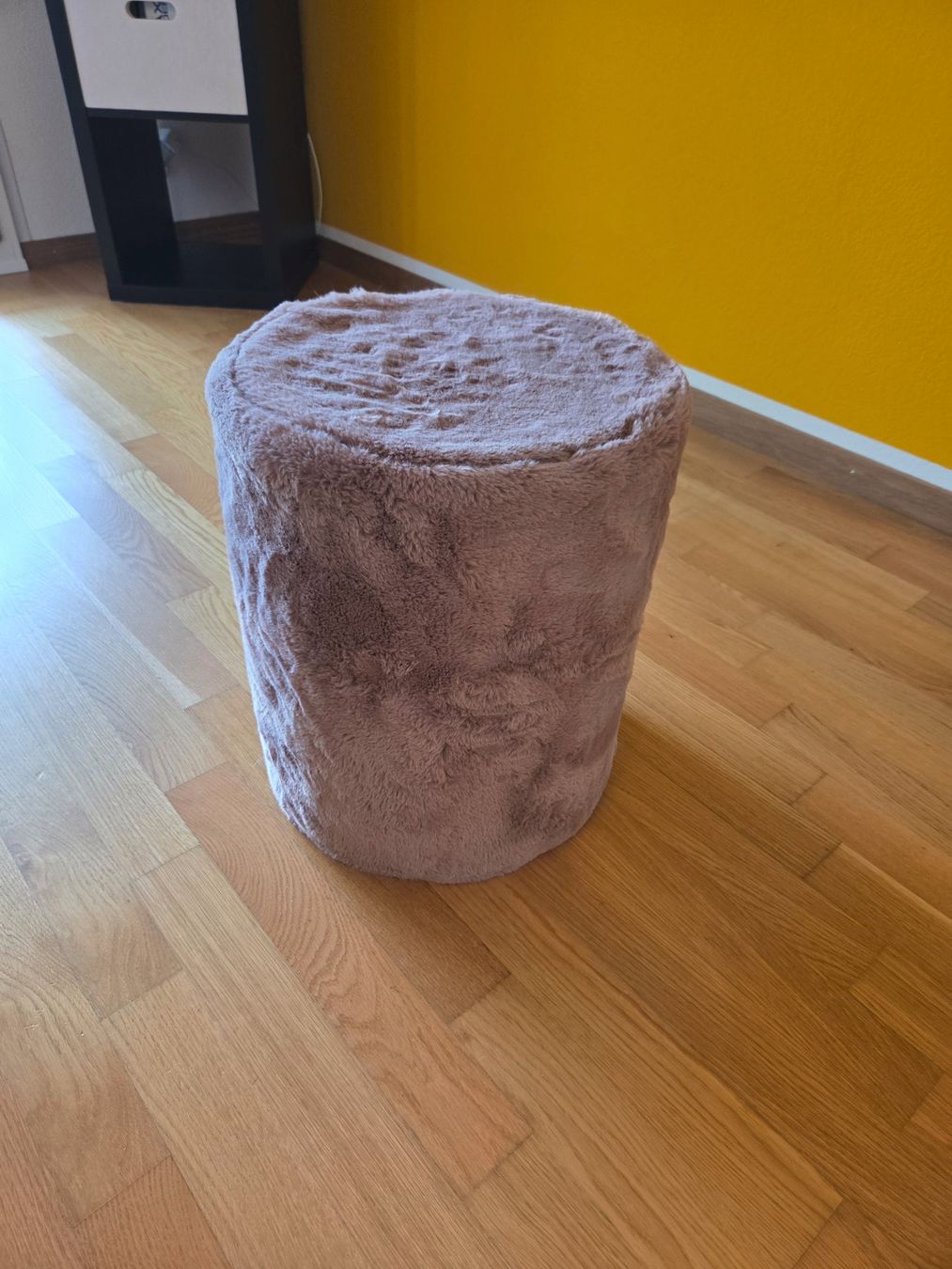 Sgabelli: (Deko-) Hocker mit Kunsfellbezug – Usato da Affoltern am Albis venduto da FabianAmstad 1