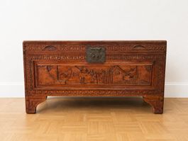 Handgeschnitzte asiatische Hochzeitstruhe mit Ornamenten