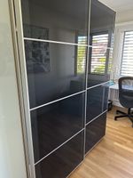 Schrank mit Glasschiebetür