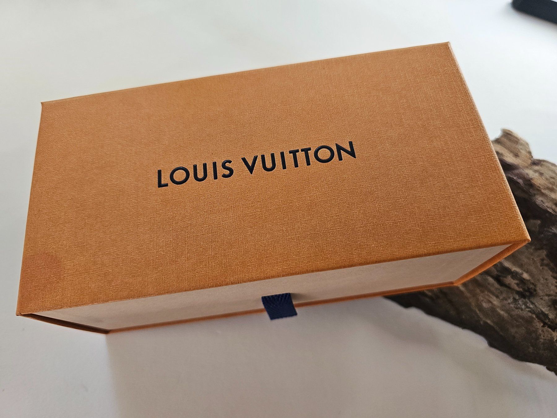 Louis Vuitton Altro in  Abbigliamento & Accessori: Louis Vuitton Sonnenbrillen Box mit Beutel – Usato da Zürich venduto da MaisonBelleCachet 1
