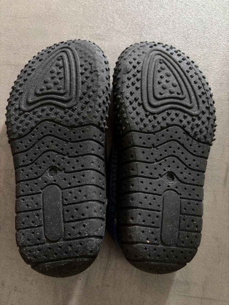 Scarpe per ragazzi: Kinder-Badeschuhe Gr. 22/23 – Usato da Köniz venduto da fan_s7sj 2