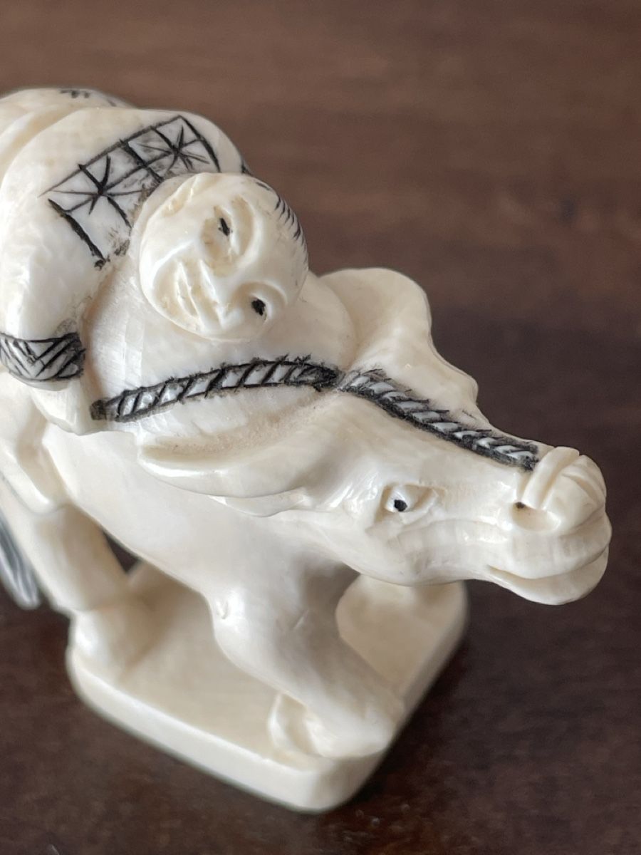 Statuette: Netsuke, Mann auf Wasserbüffel, signiert – Usato da Embrach venduto da Gauvain1 5