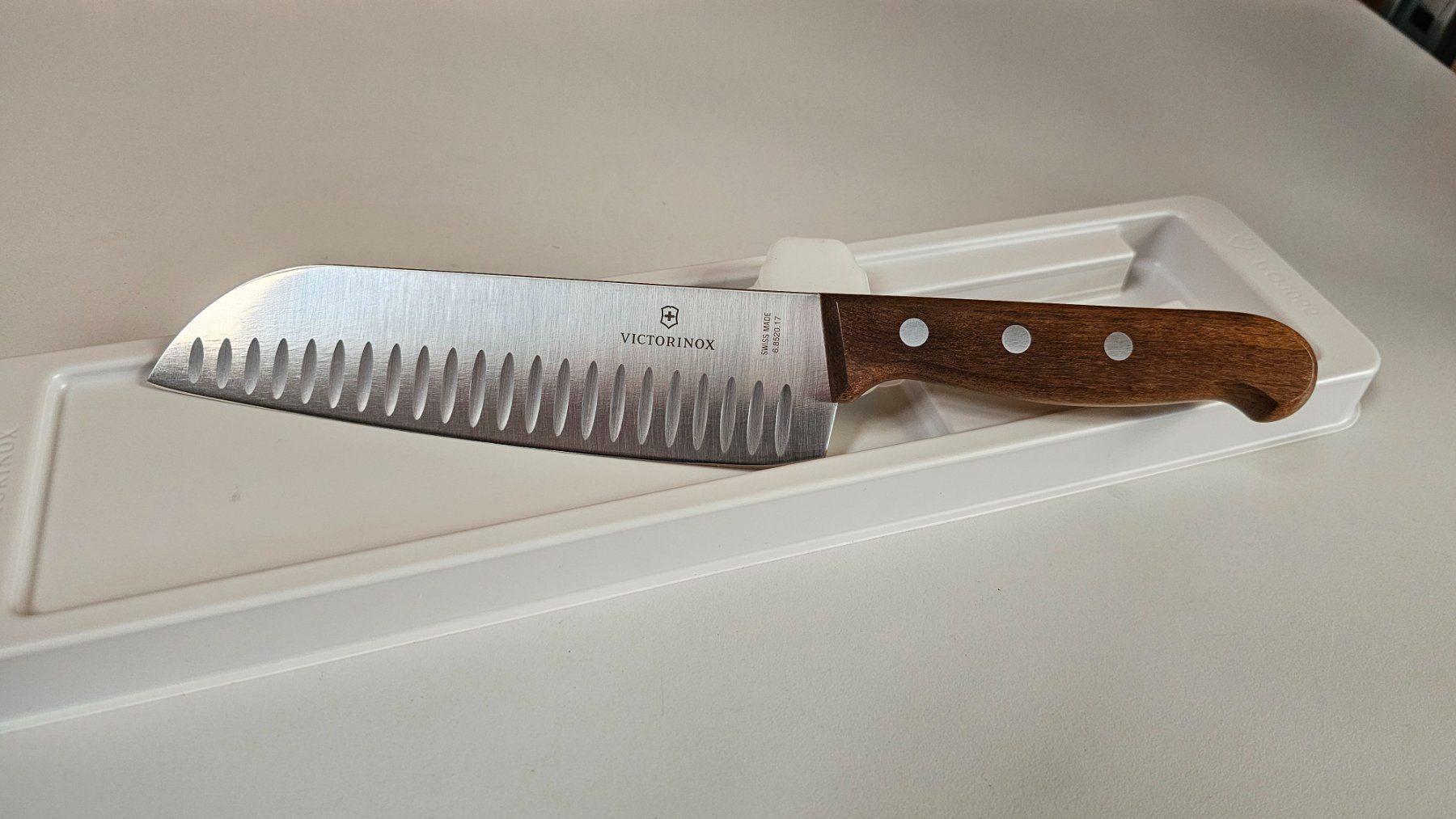 Victorinox Küchenmesser: Victorinox Santokumesser Wood – Neu und originalverpackt aus Jegenstorf von Bracher_Mail-House 6