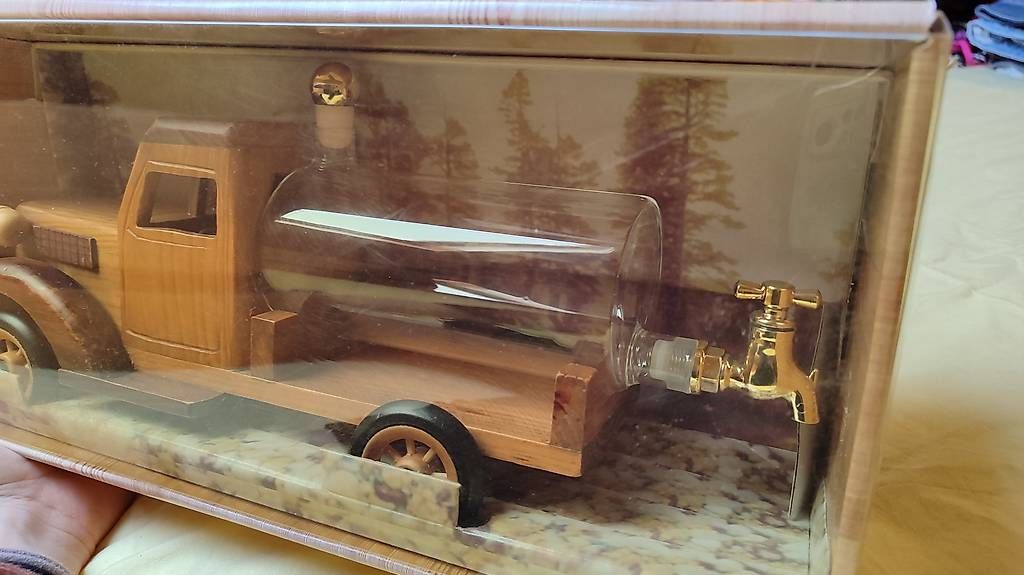 Statuette: Holzlastwagen Getränkebehälter Geschenkidee Bar – Nuovo e nell'imballaggio originale da Brüttisellen venduto da nic_xm7s 2