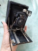 Antiker Fotoapparat mit Ledertasche