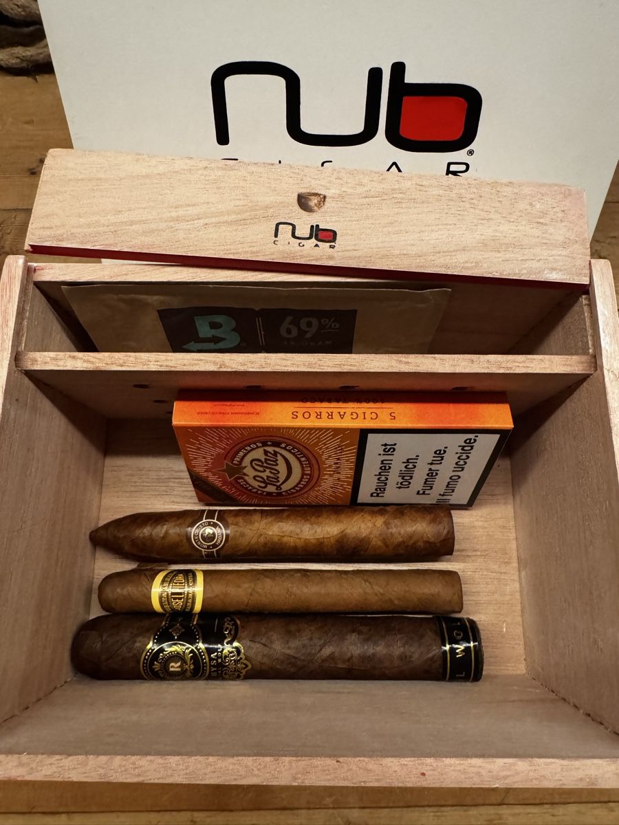 Humidor per sigari: Humidor Kiste mit Zigarren Kutter & Feuerzeug – Usato da Seuzach venduto da Wolf936 3