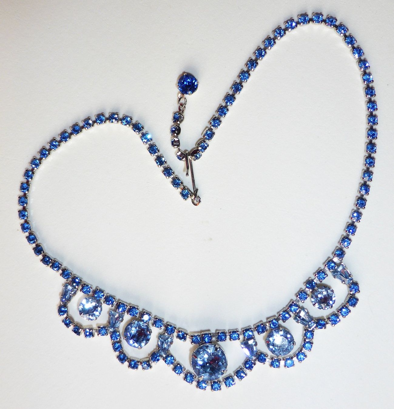 Catenine: Wunderschöner 50s blauer Choker – Usato da Sonceboz-Sombeval venduto da Artdecolove 2