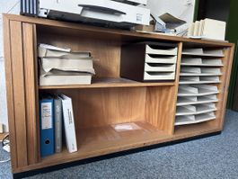 Büroregal mit Schiebetüren und viel Stauraum