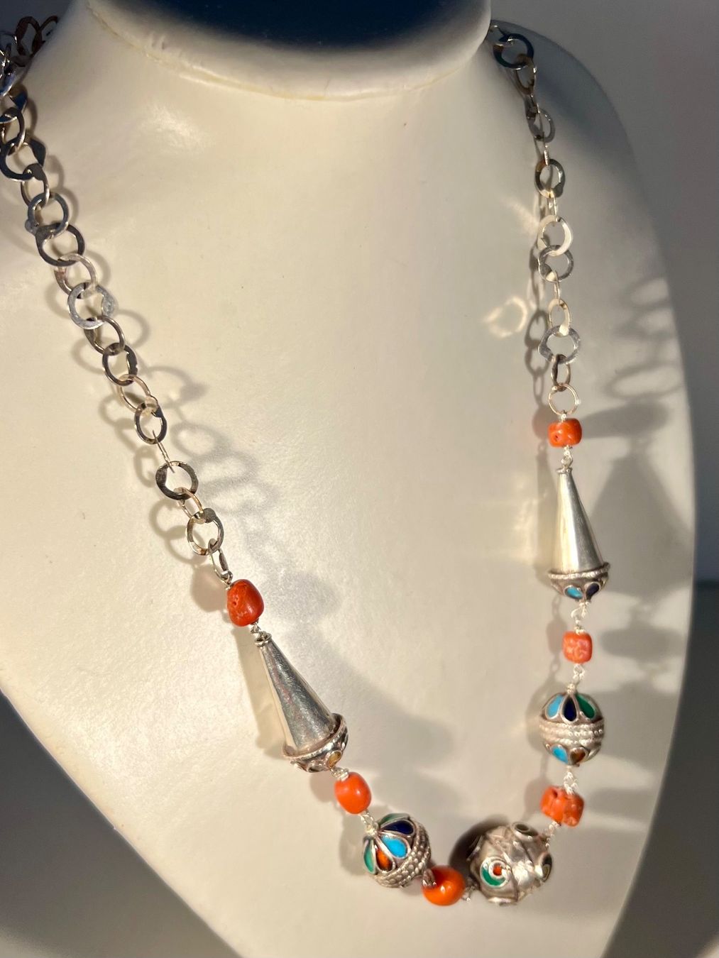 Catenine: Collier argent 925 corail véritable, émail cloisonné, Maroc – Usato da Genève venduto da DELIRBEADS 2