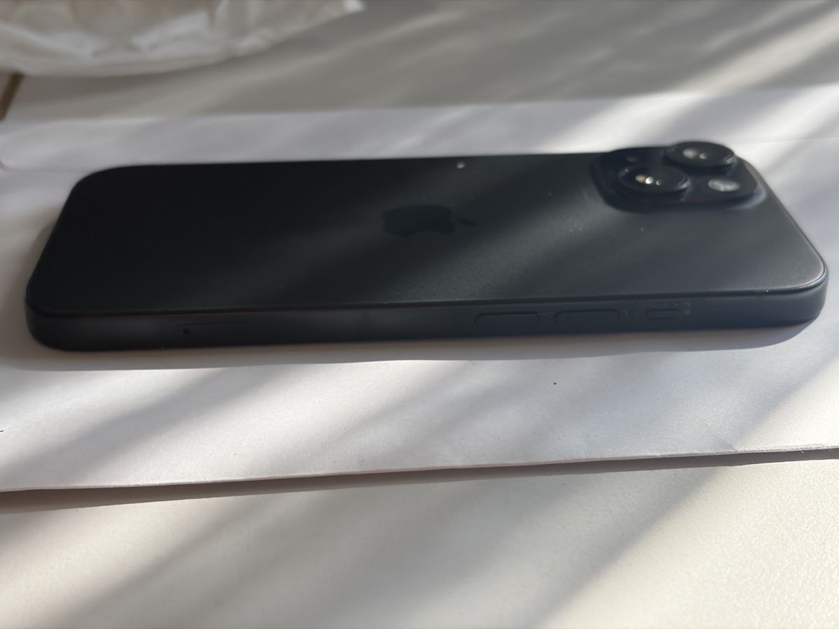 Apple Handys / Smartphones: iPhone 15 - Glass Kaputt – Defekt aus Herisau von joe_5hh6 4