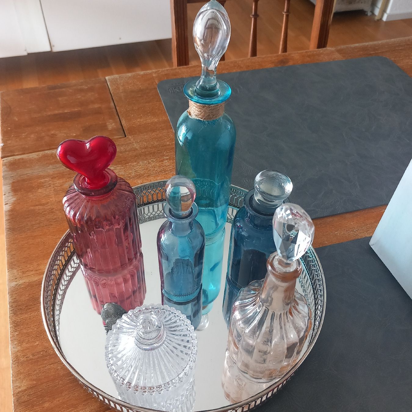 Flacons: Sechs Glas Flacons mit Spiegelplateau – Gebraucht aus Aegerten von gismolini 5