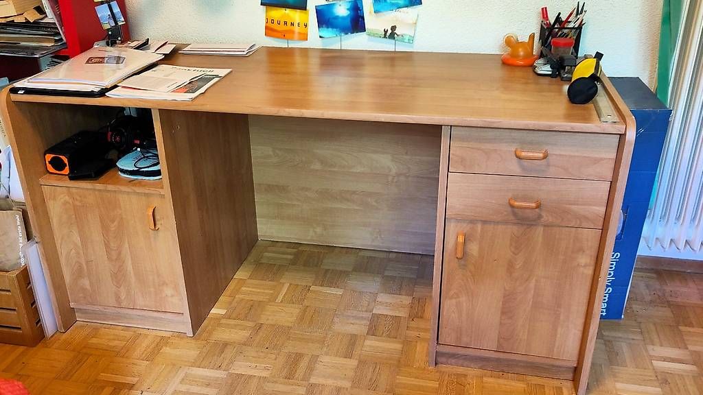 Scrivanie: Bureau en bois avec espaces de rangement – Usato da Fribourg venduto da PhilOctet
