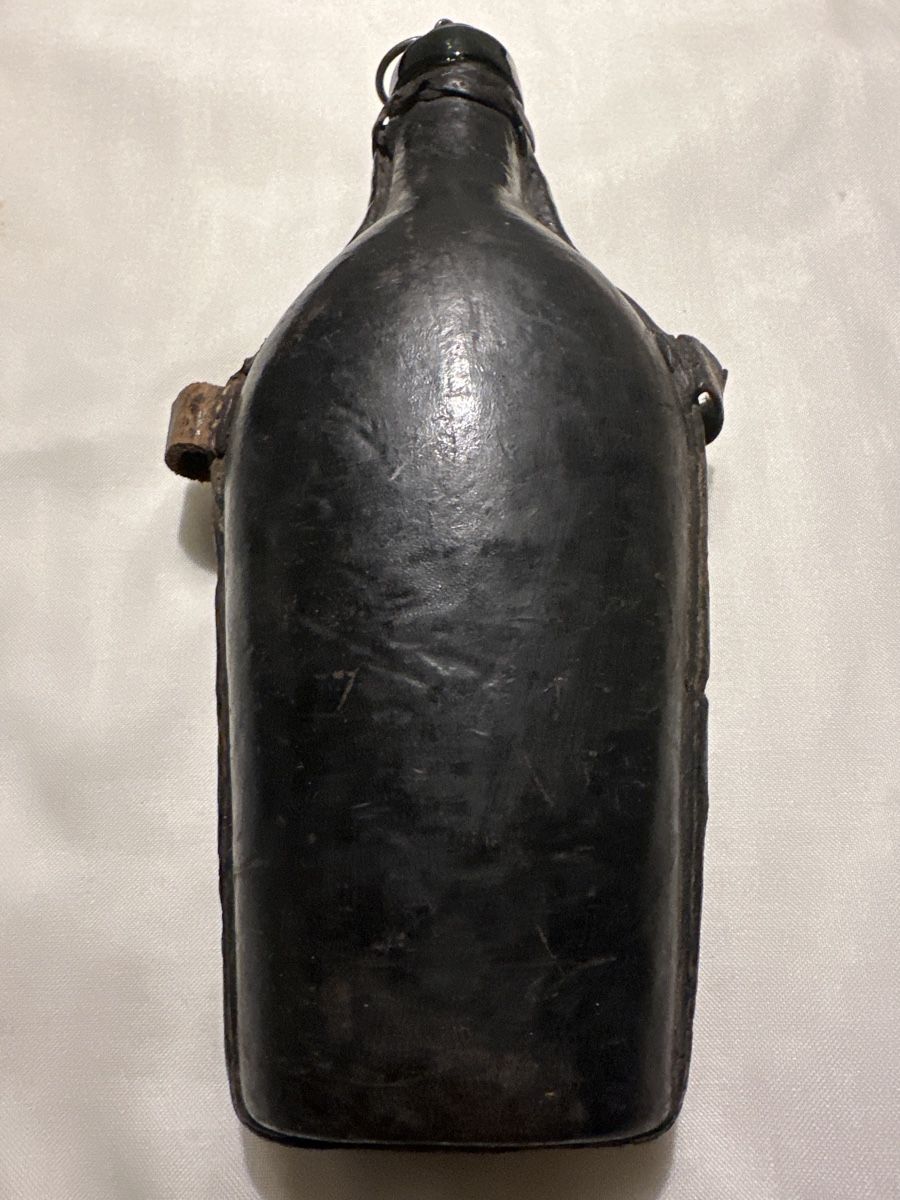 Bouteilles: Antike Lederflasche mit Glasflasche, ca. 1900 – D'occasion à Zürich par Chaeffeler