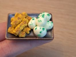 Puppenhaus Fischstäbchen mit Salzkartoffeln