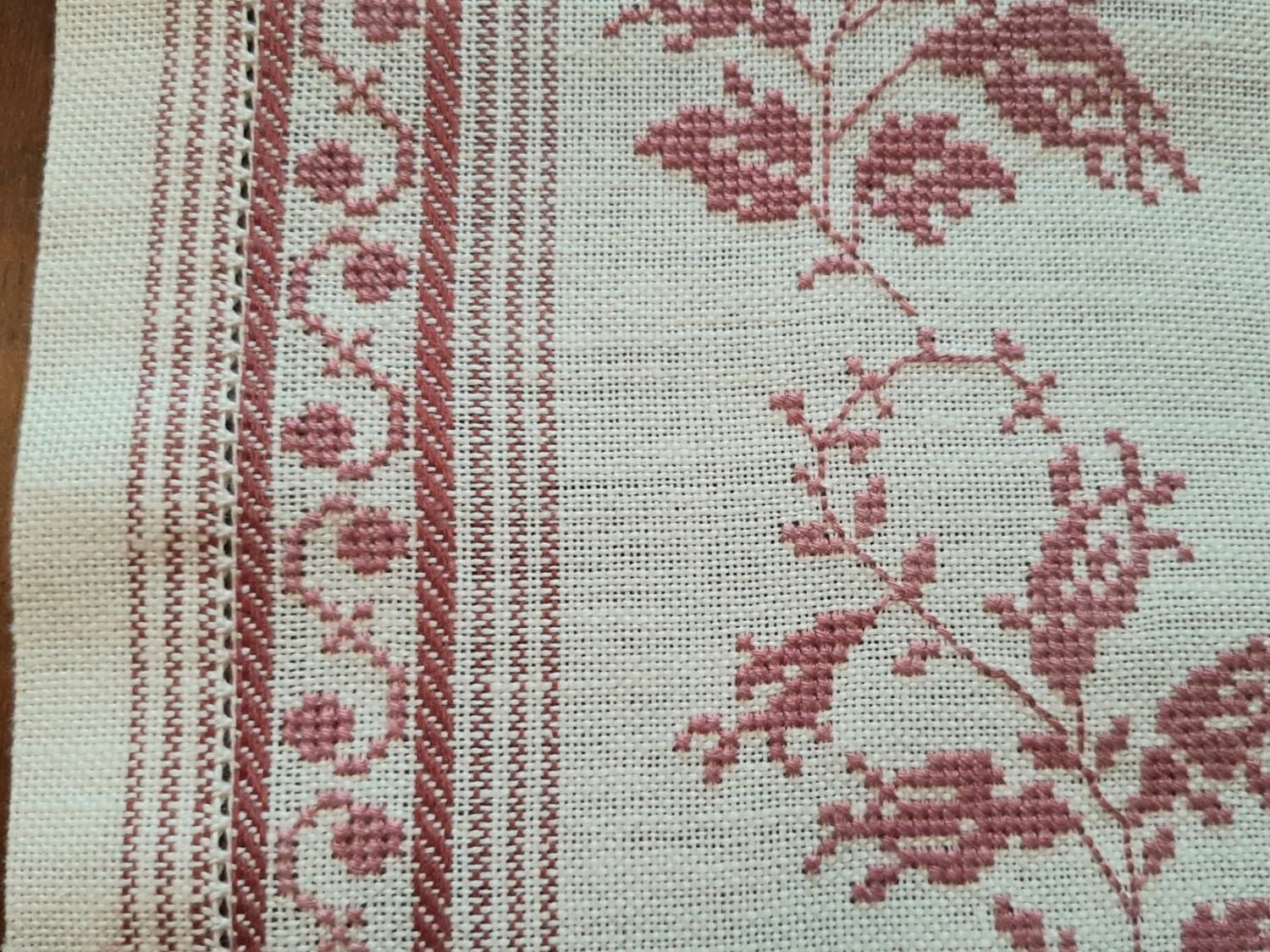 Tutte le decorazioni: Bündner Stickerei – Nuovo e nell'imballaggio originale da Rickenbach BL venduto da Oktober68 4