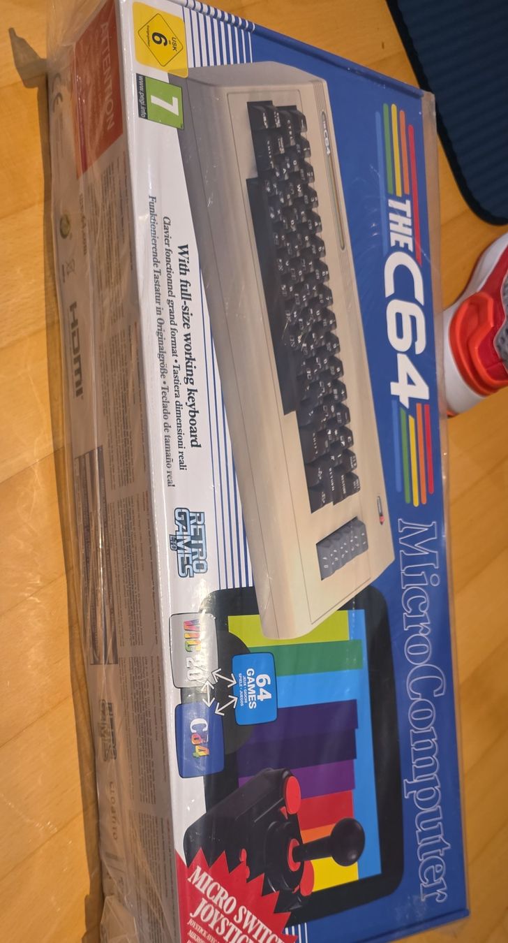 Commodore Konsolen: Commodore The C64 Micro Computer neuf – Neu und originalverpackt aus Neyruz FR von Yann