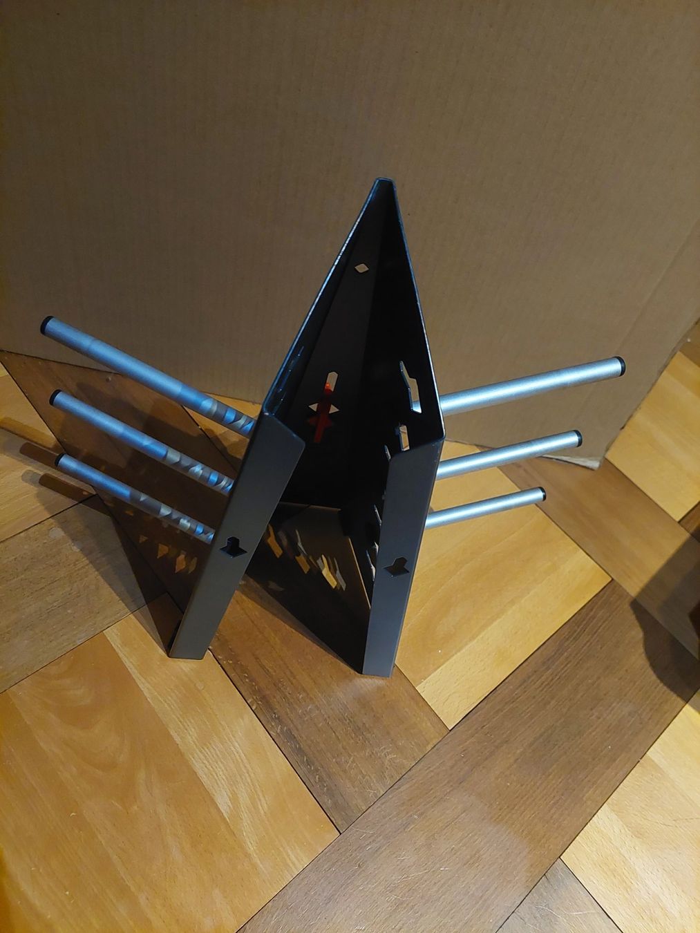 Tutti gli attrezzi: Geschenkbandabroller mit 6 Halterungen und Schneidemesser – Usato da Beckenried venduto da Havacola 9