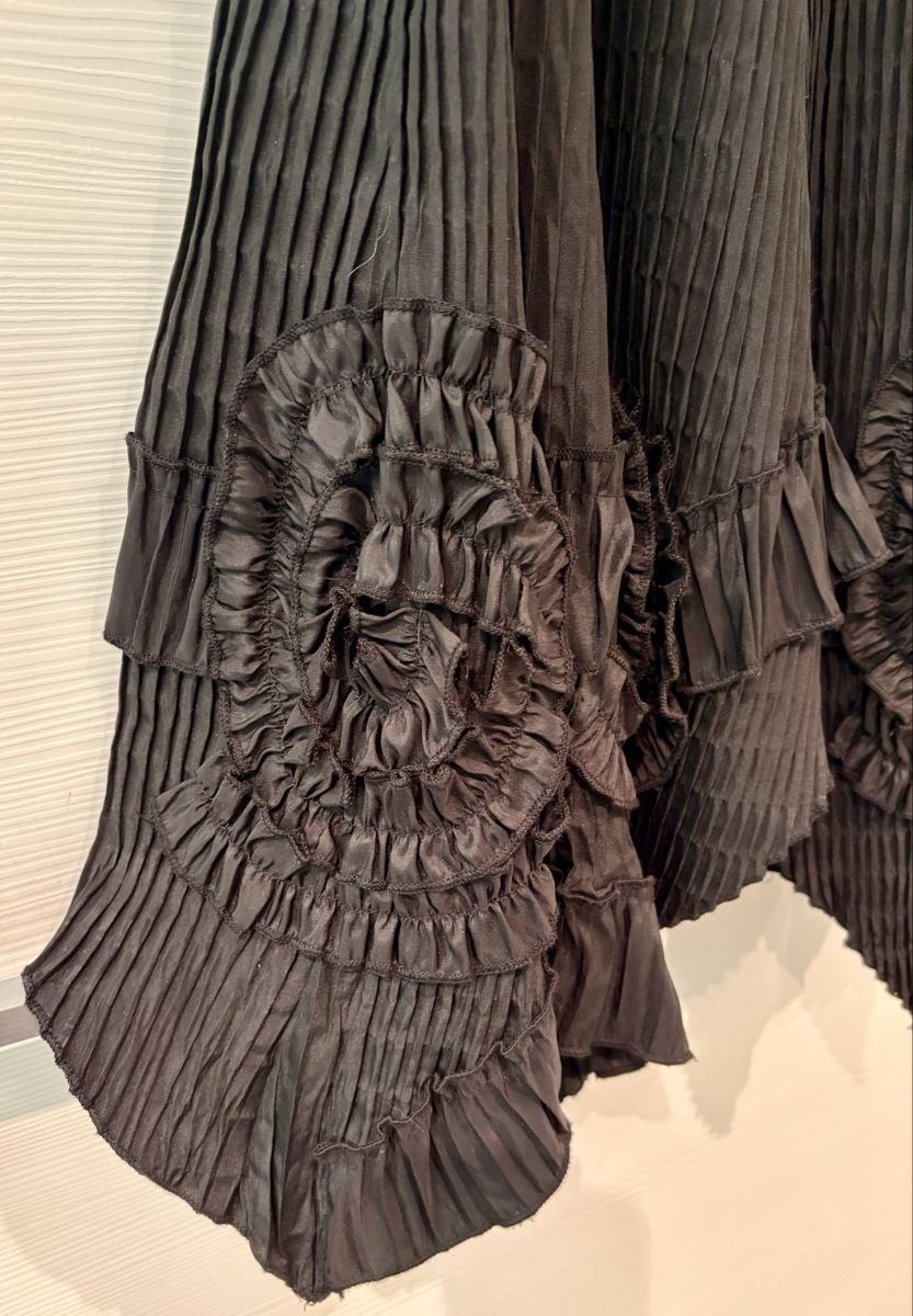 Röcke: Schwarzer DESIGN Rock, Plissee, Gr. 44 Rosen, elegant – Gebraucht aus Bellinzona von LuganoBoutique 5
