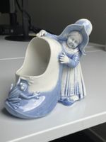 Porzellan Figur Vase Frau mit Schuh und Frosch