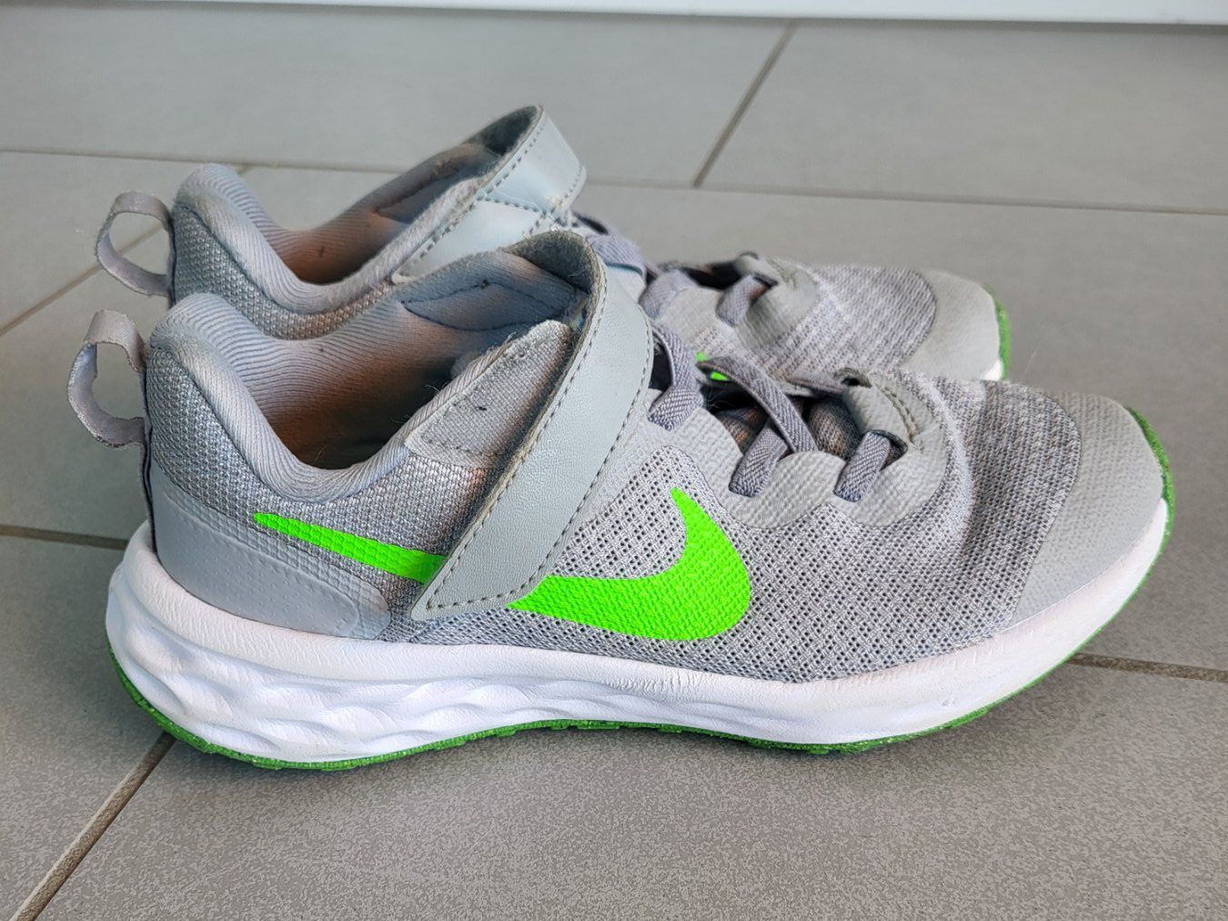 Nike Schuhe für Jungen: Nike Turnschuhe Running gr. 32 – Gebraucht aus Boswil von i12i 4
