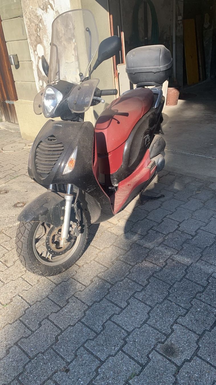 Honda Sonstige: Roller defekt für Ersatzteile – Defekt aus Oberburg von bit_c8r2 1