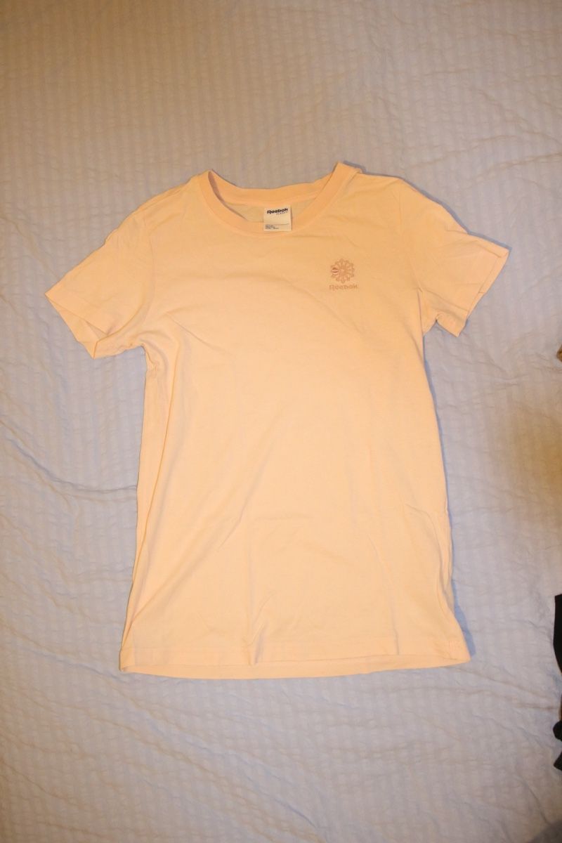 Reebok T-shirt: Oberteil Reebok Lachsfarben – Nuovo (secondo la descrizione) da Zürich venduto da nnsn