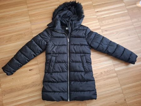 Schwarze Winterjacke mit Kapuze, Grösse 158, Top Zustand!