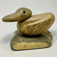 Sculpture de canard en pierres de rivière, signée ADLER